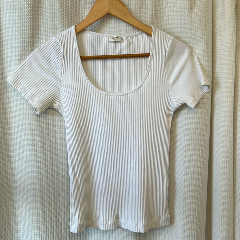 Aritzia Wildfred Short Sleeve Ribbed T-shirt. Size Medium.